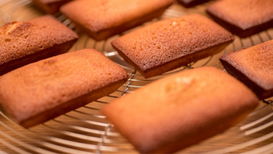 Varios financiers en un plato dorado.