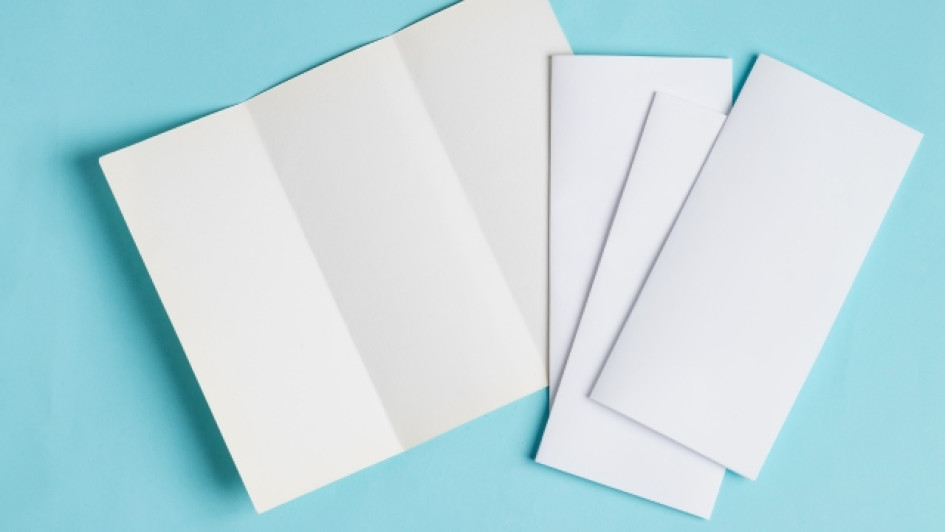 Varios tipos de plegable en blanco con un fondo azul claro.