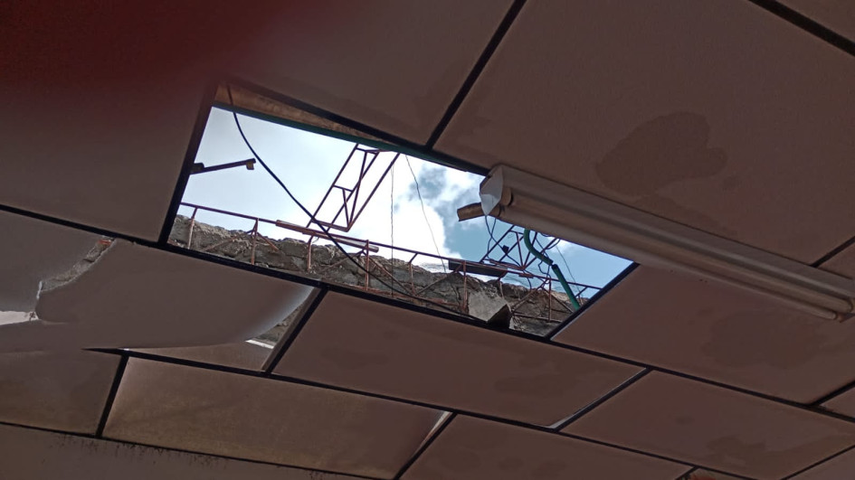 Un vendaval acompañado de lluvia fracturó al menos 25 tejas de la sede de la Corporación Carnaval de Riosucio e inundó una de sus salas y un pasillo.