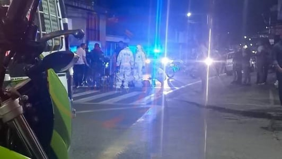 Al parecer, atacaron a bala a un hombre mientras esperaba el cambio de semáforo en el cruce de la calle 13 bis con carrera 19.