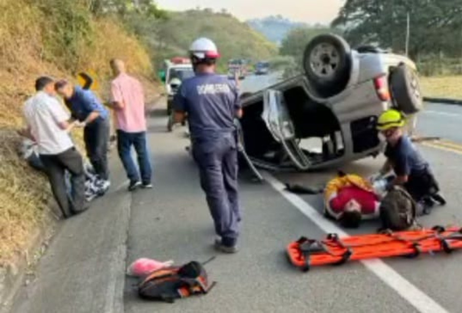 El accidente de tránsito ocurrió en la vía entre Manizales y Medellín.