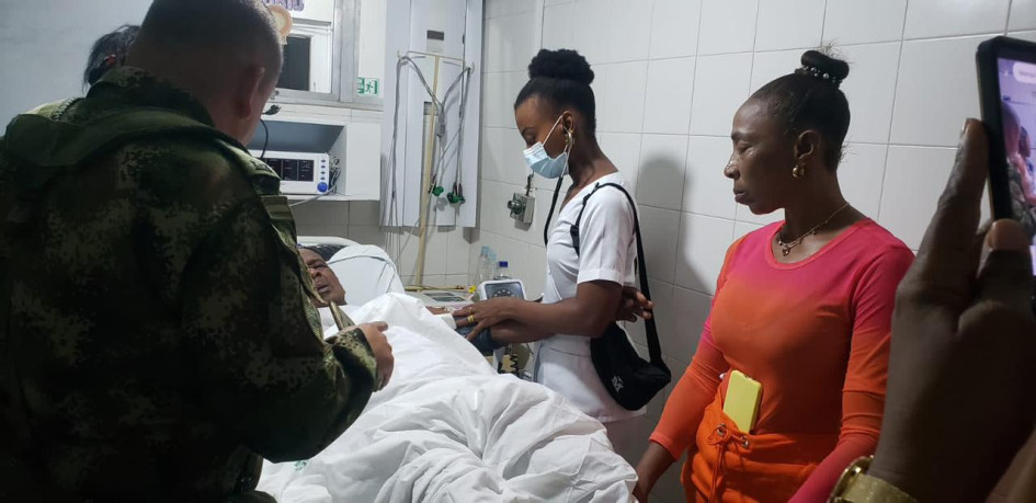 Sócrates Curi Perea (acostado) recibió atención médica una vez fue dejado en libertad, en Tadó (Chocó).