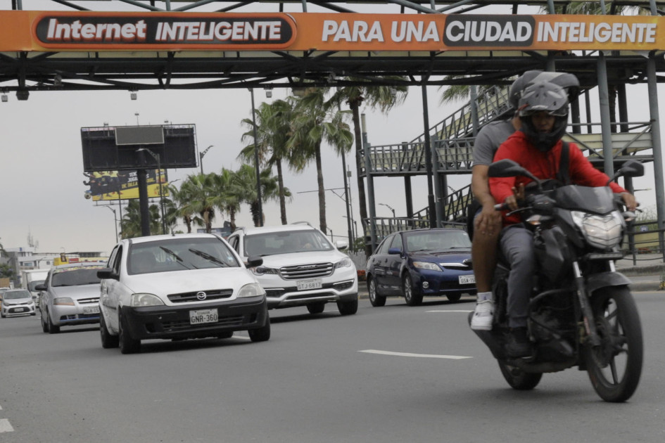 Las 36 cabinas de la noria-mirador 'La Perla', la primera de Ecuador y la más grande de Latinoamérica, dejaron de girar vacías, como ocurrió el fatídico 9 de enero y este martes, siete días después, empiezan a llenarse como muestra de que Guayaquil poco a poco despierta de la pesadilla que vivió hace una semana.
