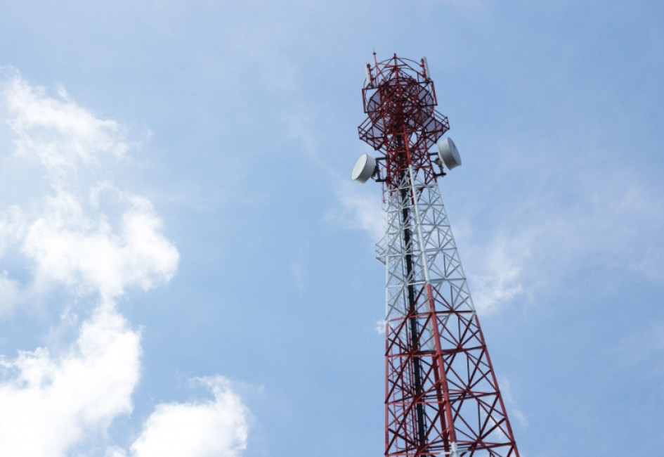 Imagen gratuita antena de telecomunicaciones para la radio, televisión y teléfono