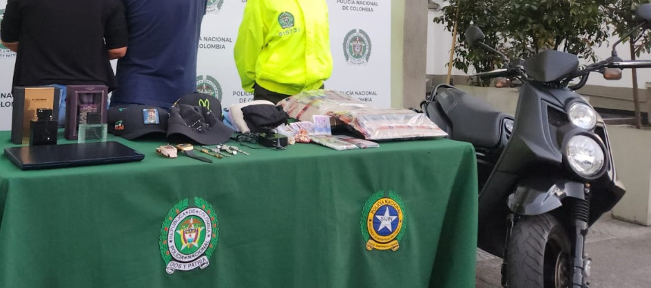 La moto incautada y dos celulares quedaron en manos de las autoridades para continuar con la investigación.