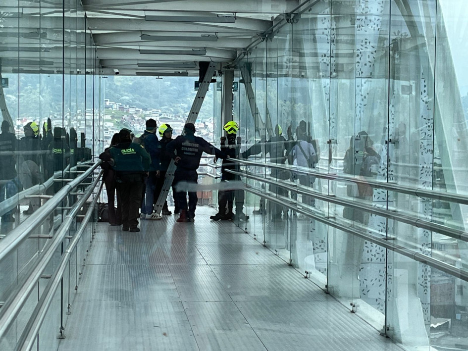 Un técnico intenta activar el ascensor para sacar a las personas. Bomberos acompañan el procedimiento de rescate. 