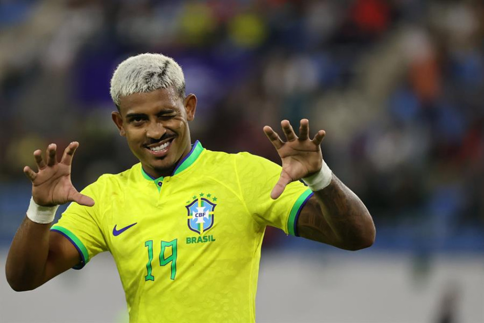 John Kennedy de Brasil celebra su gol contra Colombia