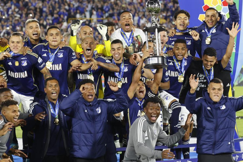 Jugadores de Millonarios celebran con el trofeo tras ganar la final de la Superliga Colombiana ante Junior