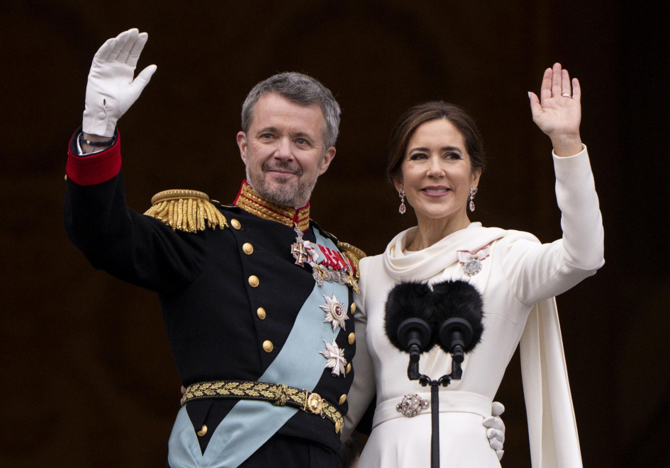 El nuevo rey de Dinamarca, Federico X, y su esposa, la reina Mary, saludaron a las personas que acompañaron la ceremonia de proclamación de su acceso al trono, en el Palacio de Christiansborg, en Copenhague.