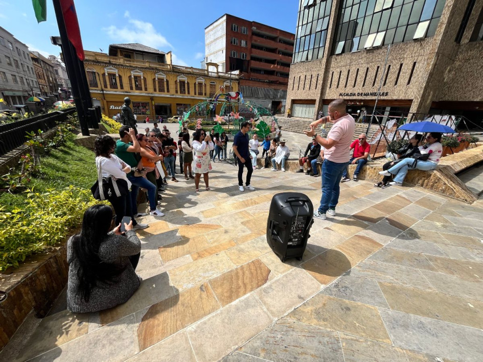 Protesta de docentes en la Plazoleta de la Alcaldía de Manizales.