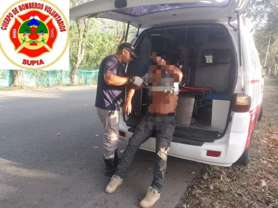 Rama de árbol cayó sobre motociclista en Supía