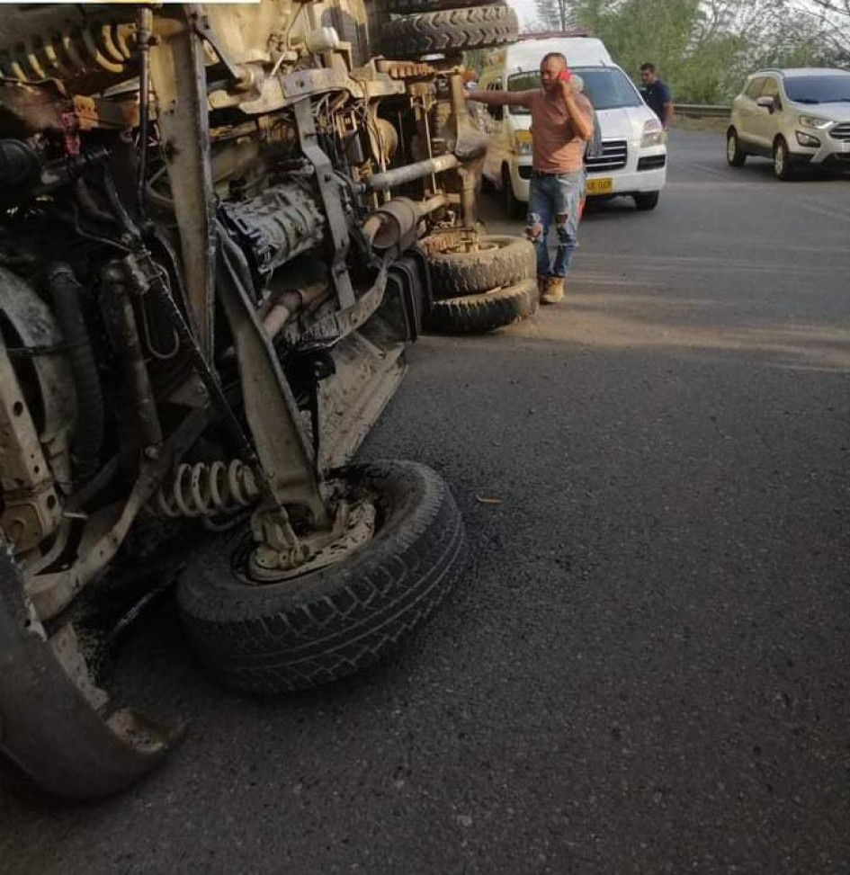 Vehículo se volcó en vía de Supía