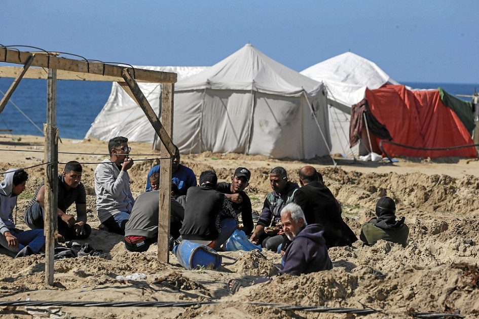 Foto | EFE | LA PATRIA  Palestinos desplazados internos que huyeron del norte de la Franja de Gaza, preparan una tienda familiar improvisada en el oeste de Khan Younis, en el sur del enclave.