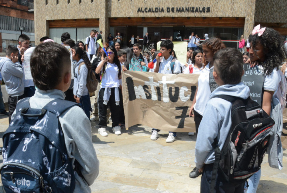 Los alumnos del 7 de agosto, todos de bachillerato, sostuvieron los carteles mientras se quejaban con estribillos que exigían mejoras estructurales.
