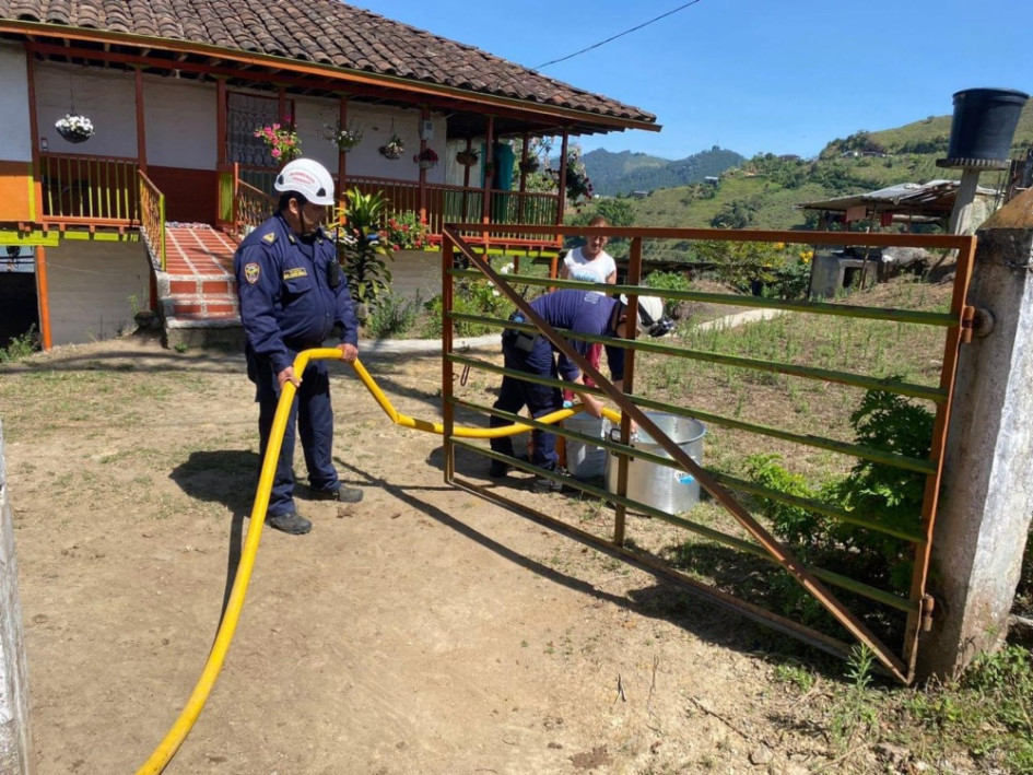 Casa a casa los Bomberos llevaron agua por la vereda El Roblal.