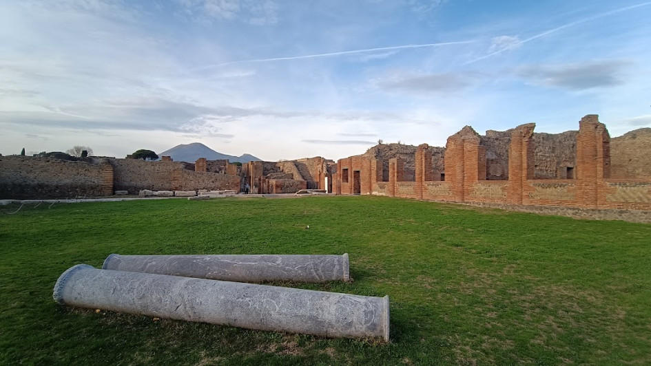 Baños termales: Ruinas de las termas, un lugar de esparcimiento para los pompeyanos. Al fondo, el Vesubio.