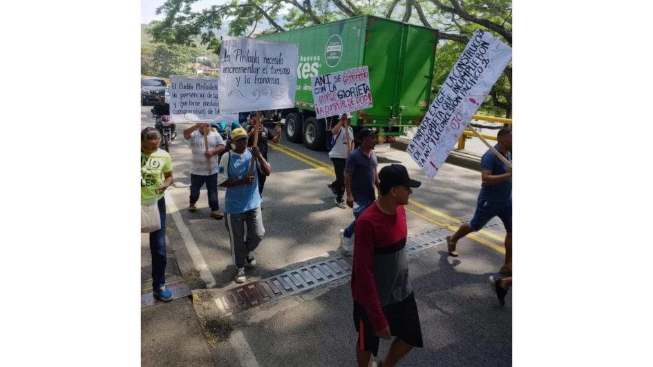 Habitantes de La Pintada (Antioquia) bloquearon la vía para pedirle a la Agencia Nacional de Infraestructura la construcción de una glorieta.
