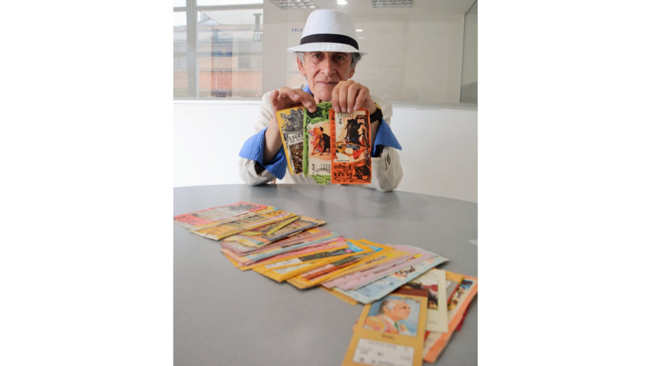 Cristian Justo Cuartas con su colección de boletas de la Temporada Taurina de Manizales.