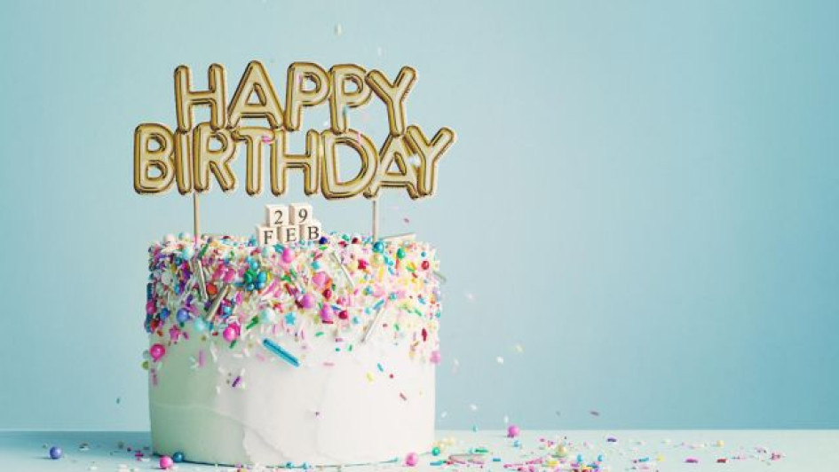 Torta de cumpleaños que dice "Happy Birthday" con un "29 FEB" encima.