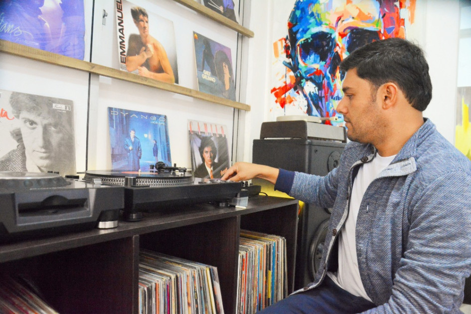 Alejandro Garzón tiene una planta, bafles technics, una tornamesa sharp, otro gemini. "He ido armando este sed para poder probar los discos y sentir la calidez del sonido del vinilo".