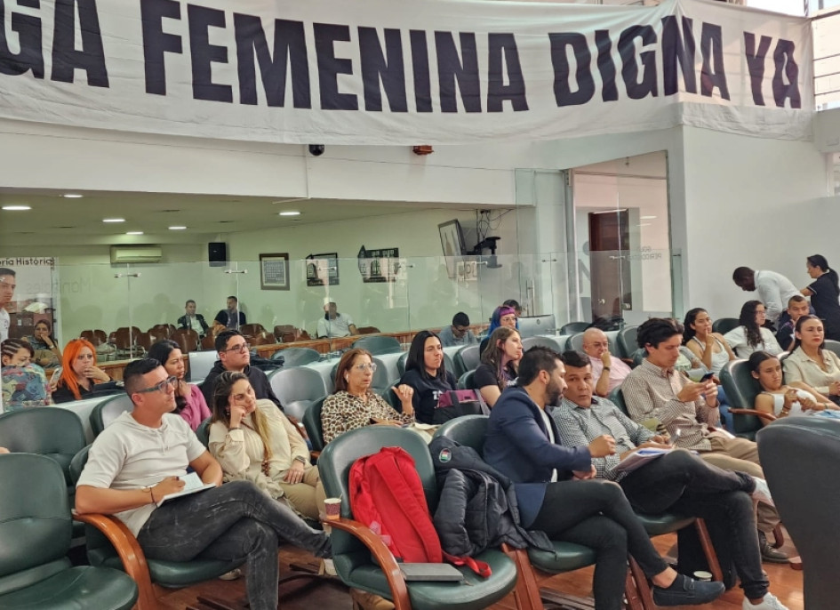 Felipe Gutiérrez (i), gerente deportivo del Once Caldas, asistió al Concejo de Manizales en representación del Club para el debate sobre la no participación del Blanco en la Liga Femenina.