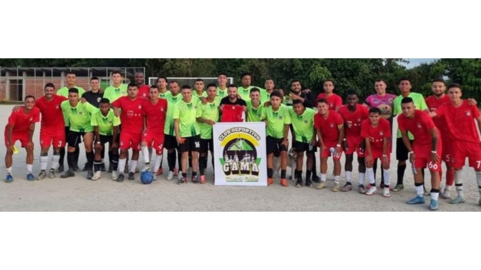 El equipo de Gama Riosucio Supía, en Sipirra, donde se presentó por primera vez. Hoy juega con Manizales FC.