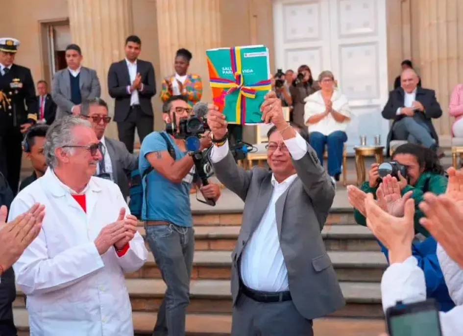 En febrero del 2023, el presidente Gustavo Petro y su equipo de Gobierno presentaron el proyecto de la Reforma a la Salud, que fue aprobado posteriormente en el Congreso.