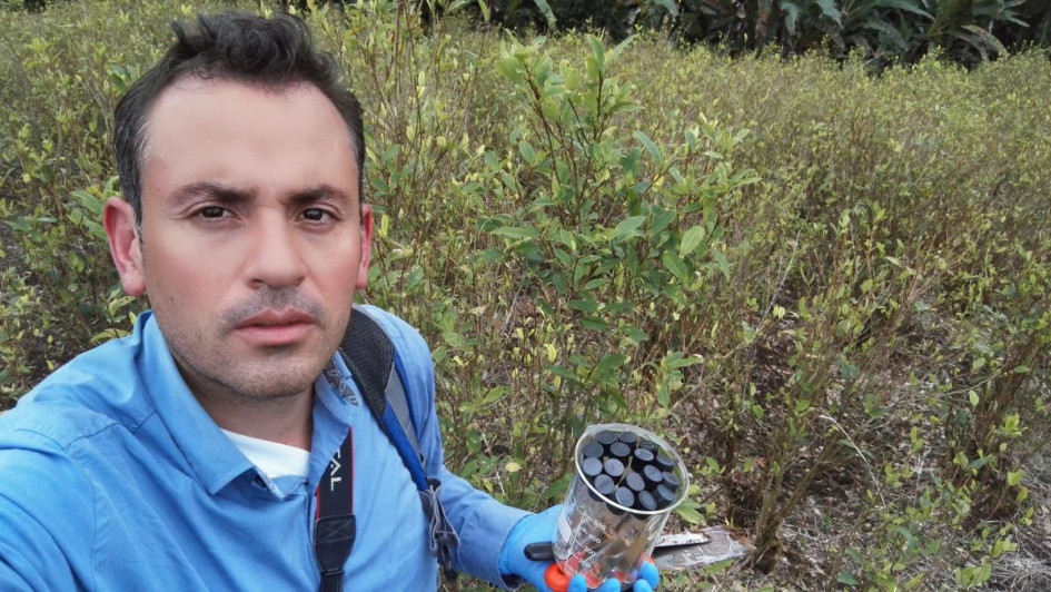 Carlos Andrés Díaz Vargas, en trabajo de campo en un cultivo ilícito de coca.