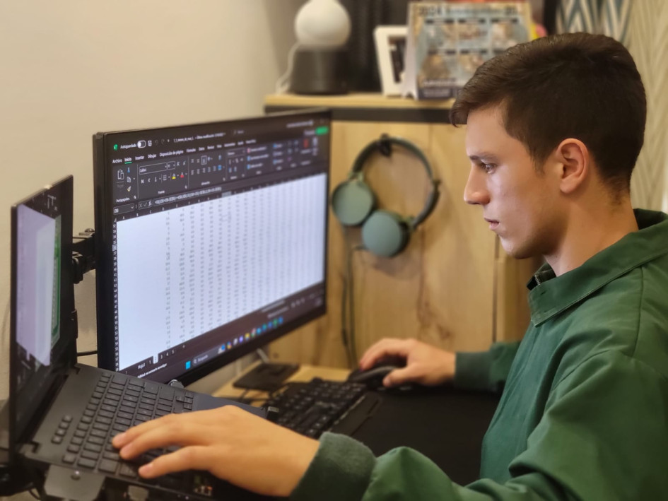 Juan Pablo Gómez Hernández, mientras trabaja en los cálculos que miden el agua.