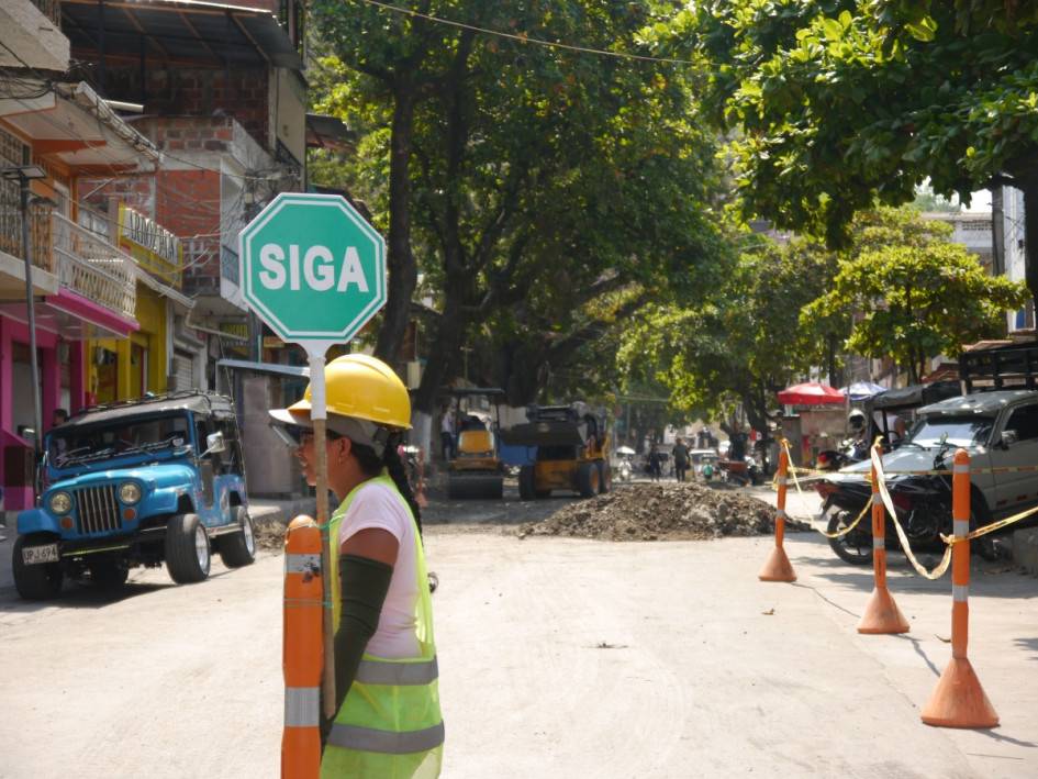 Adelantan trabajos de pavimentación en la calle 8, vía principal de Arauca. La obra, que se inició el 16 de enero, se extiende desde la esquina del Puesto de Salud hasta la estación de servicio.