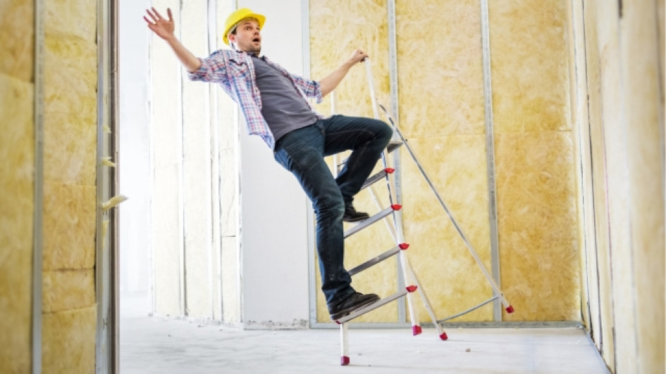 Trabajador cayéndose de una escalera.