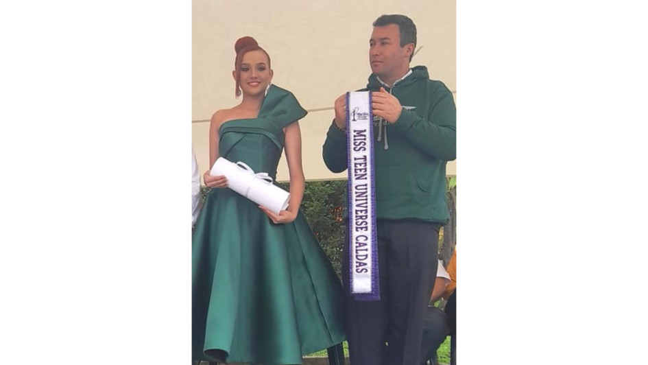 El alcalde Jesús Iván Ospina entregó nota de estilo e impuso la banda a Isabella Ospina Carvajal como representante de Pensilvania y de Caldas en Miss Teen Universe Colombia a cumplirse en Barranquilla en junio.