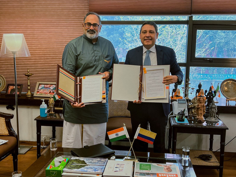 El ministro de Estado de Electrónica y Tecnologías de Información de India, Rajeev Chandrasekhar, y el ministro de las TIC, Mauricio Lizcano.