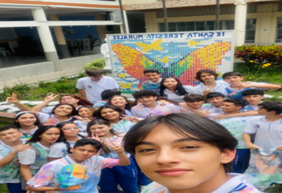 El grupo de estudiantes del colegio Santa Teresita que recicla las tintas de marcadores para decorar el plantel.