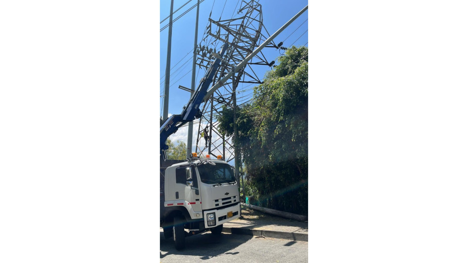 El pasado domingo, los vecinos del Alto del Perro reportaron que una torre de electricidad estaba a punto de caerse. La Chec interviene la estructura para reemplazarla.