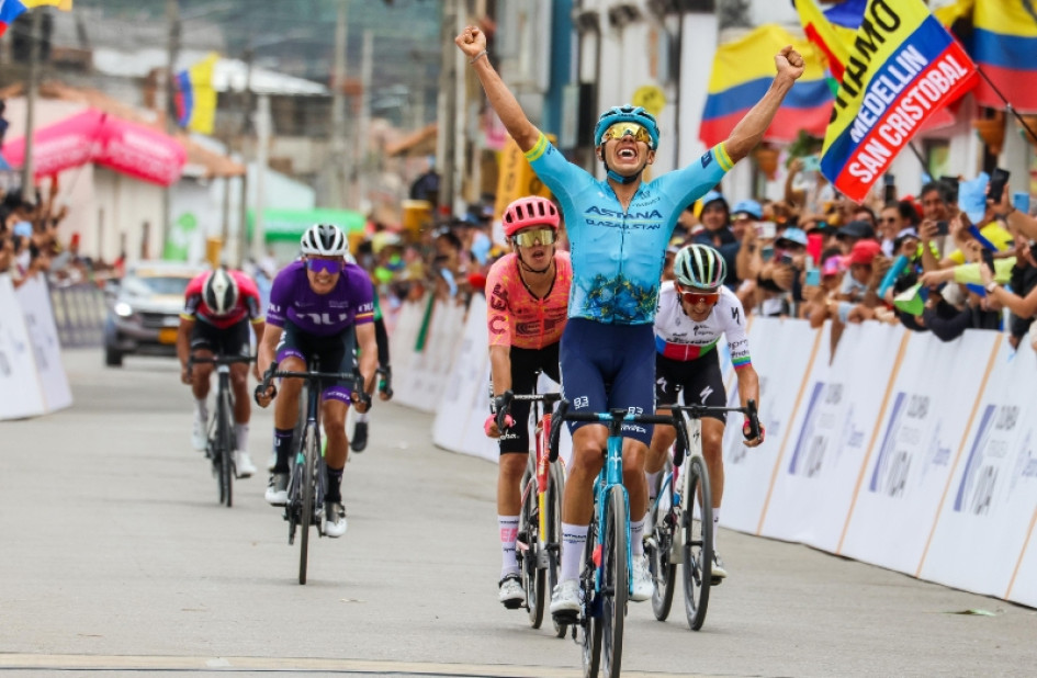 Hárold Tejada celebra en Santa Rosa de Viterbo (Boyacá) su triunfo en la segunda etapa del Tour Colombia.