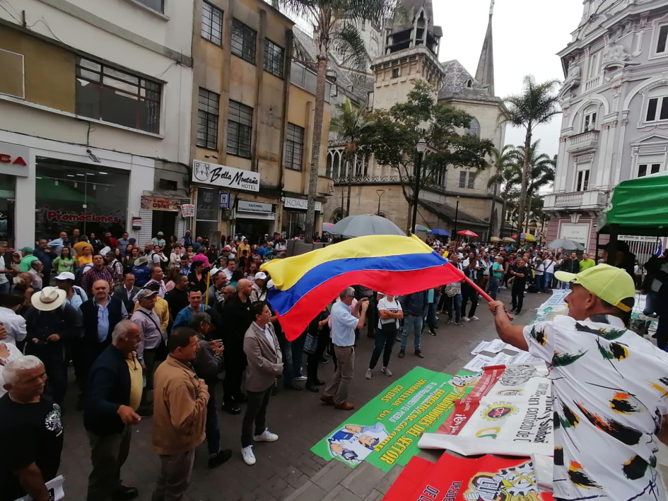 Plantón en la carrera 23 de Manizales, al frente del Palacio de Justicia, para exigir el nombramiento de la nueva fiscal General de la Nación.