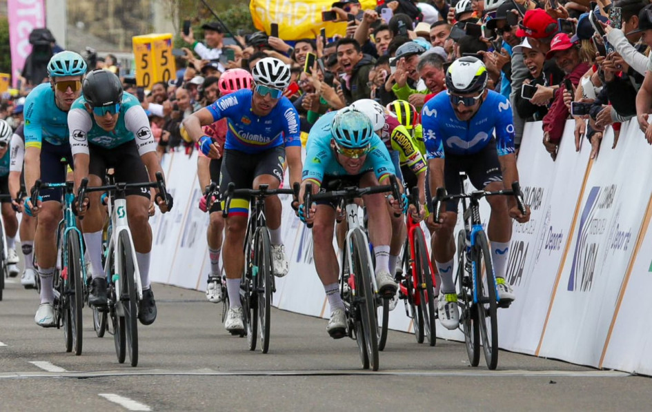 El esprint en Zipaquirá en el que ganó Mark Cavendish (c). Fernando Gaviria fue segundo.