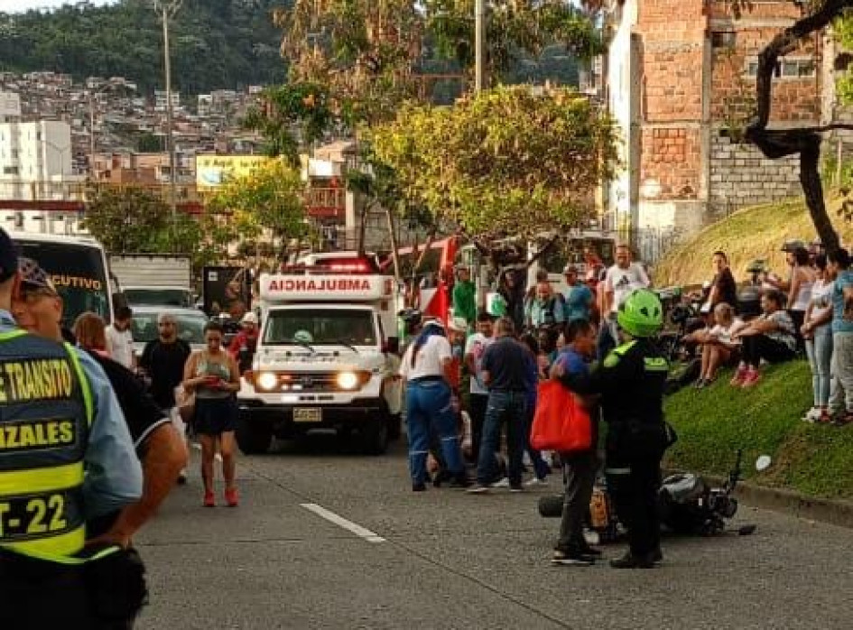 Accidente de tránsito en la avenida Kevin Ángel. La vía permaneció cerrada unos minutos.