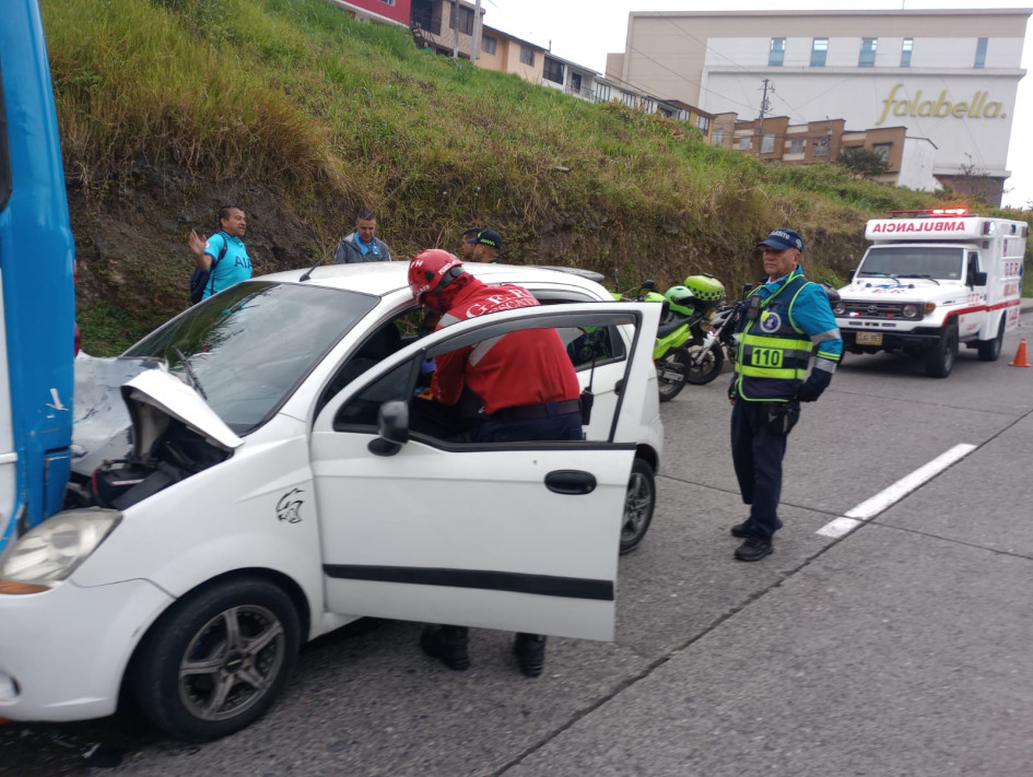 El accidente ocurrió en la mañana de este lunes en la avenida Kevin Ángel. 
