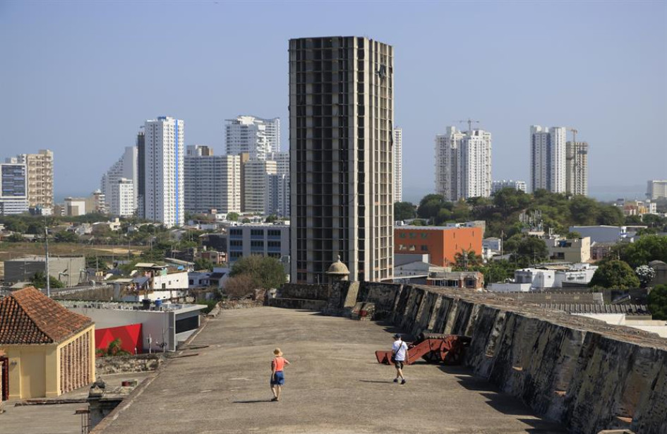 El Castillo de San Felipe de Barajas es considerado una joya arquitectónica de Cartagena. La construcción del proyecto Aquarela cerca de esta edificación colonial pone en amenaza los derechos colectivos del patrimonio público y cultural de la Nación.