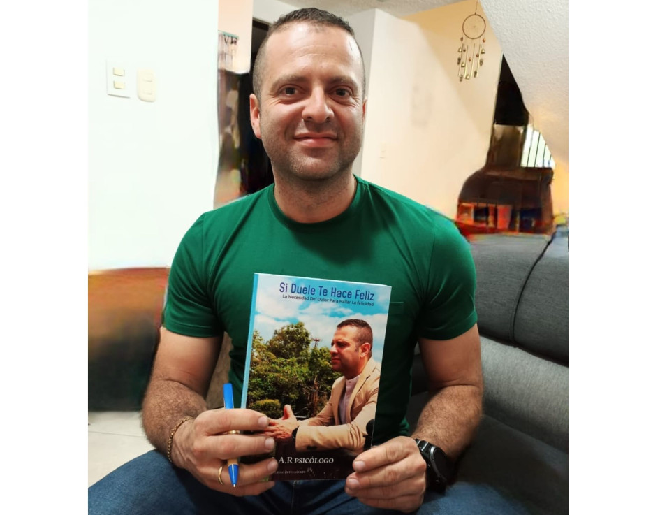 Leonardo Aristizábal con su primer libro Si duele te hace feliz.