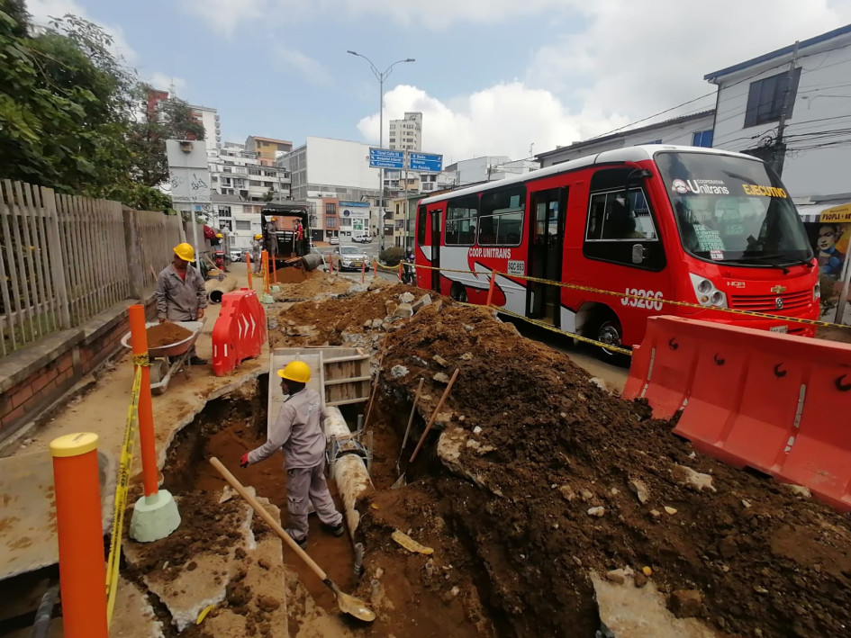 Personal de Aguas de Manizales finalizó este lunes la tubería en la avenida Paralela con calle 55. 