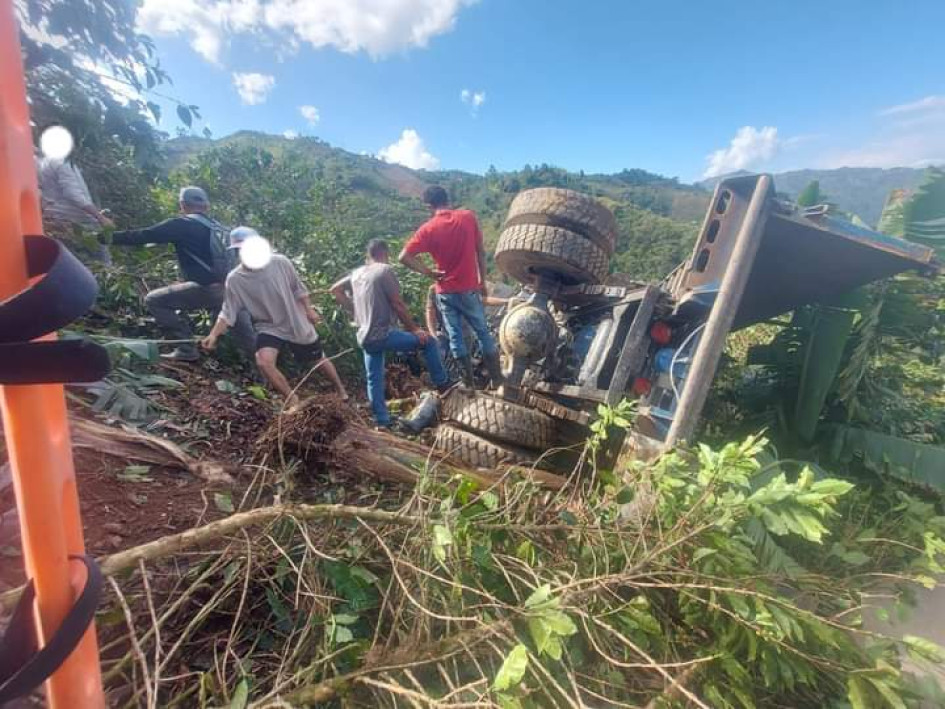 Una volqueta se precipitó por una pendiente y rodó por un cafetal de Marmato.
