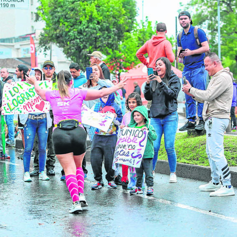 Familiares de los participantes llevaron pancartas con mensajes de apoyo.