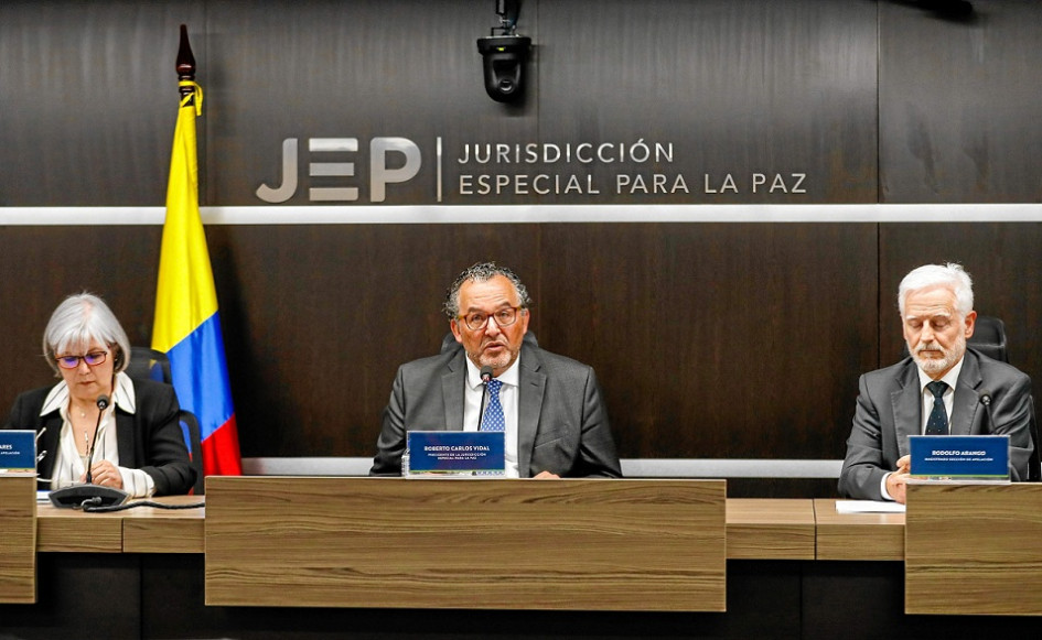El presidente de la Jurisdicción Especial para la Paz (JEP), magistrado Roberto Vidal, acompañado de la presidenta de la sección de apelación de la JEP, magistrada Patricia Linares; y del magistrado de la sección de apelación de la JEP, Rodolfo Arango, anuncia que ese tribunal decidirá sobre la libertad del exjefe paramilitar Salvatore Mancuso.