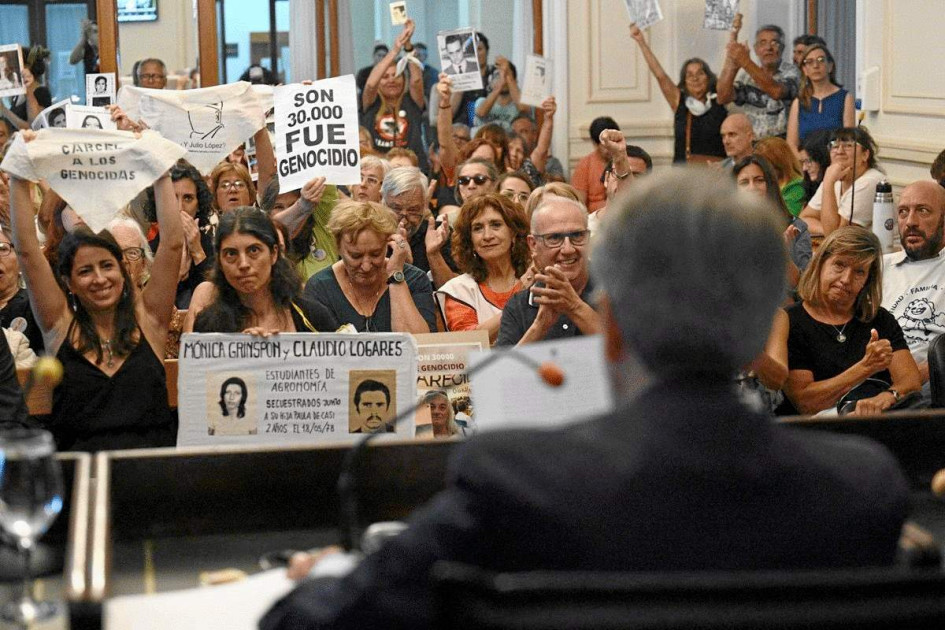 Foto | @danyvilar | LA PATRIA  Sobrevivientes y familiares de las víctimas celebraron el fallo.