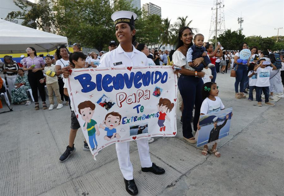 Familiares de tripulantes del buque ARC Simón Bolívar, los reciben a su llegada este miércoles a Cartagena (Colombia). 