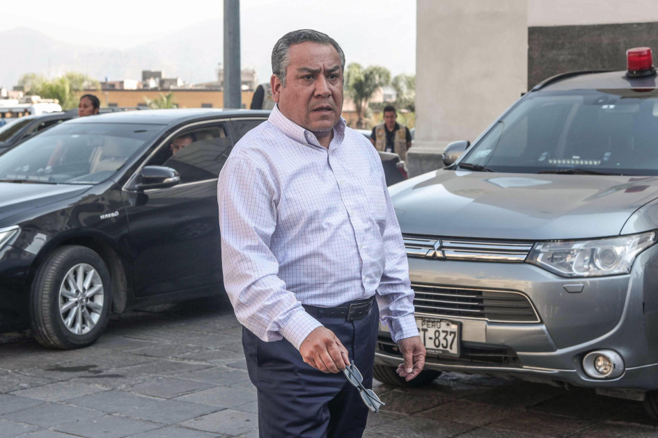 l presidente del Consejo de Ministros de Perú, Gustavo Adrianzén, llega a dar declaraciones a periodistas este sábado, afuera del Palacio de Gobierno de Perú en Lima (Perú).