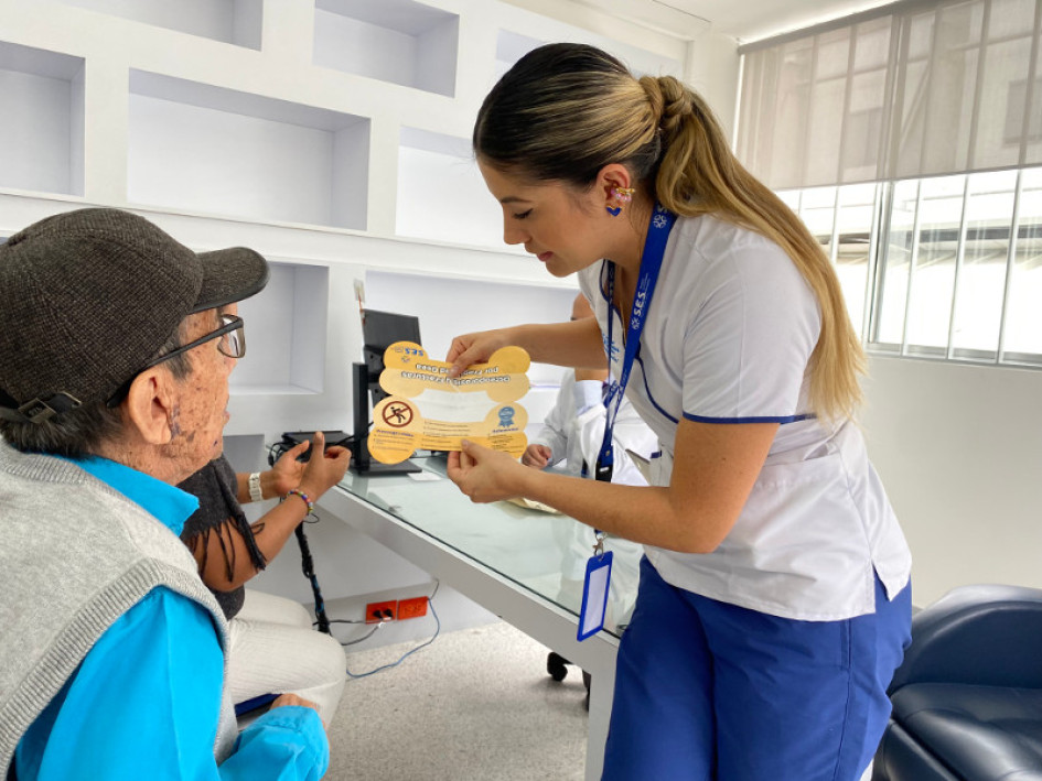 La educación al usuario y sus familiares, componente esencial de la ruta de atención de fracturas por fragilidad ósea.